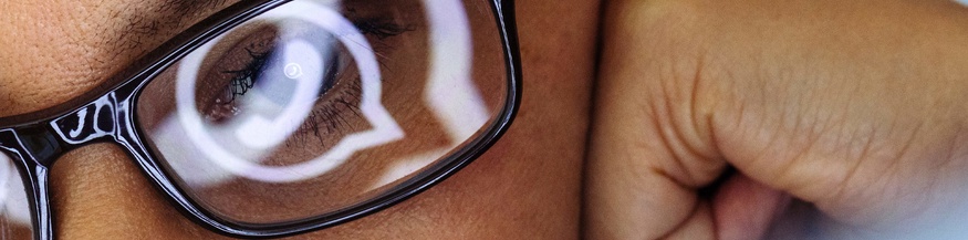 Auge mit Brille und Whatsapp Logo