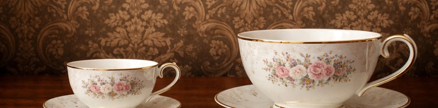 KI-Geniertes Bild: Zwei Teetassen vor Barocker Tapete