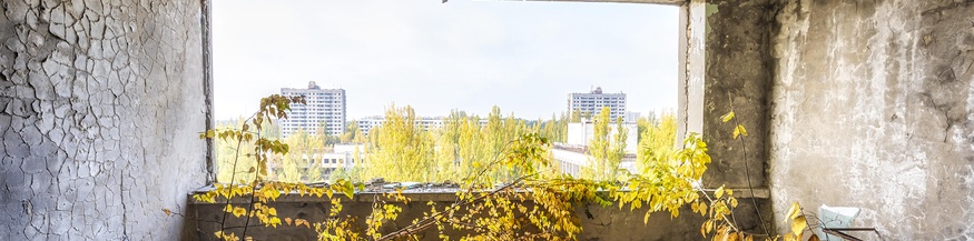 Blick aus einer Wohnbauruine in Prypjat