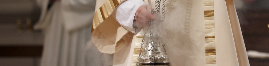 Diakon mit Weihrauch