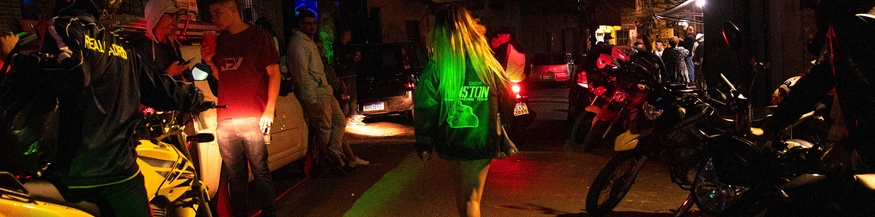 Menschen in einer brasilianischen Favela auf der Straße - Baile Funk