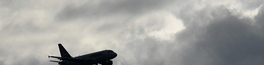 Ein Flugzeug fliegt durch dichte Wolken.