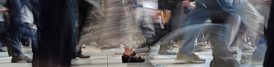 Passant:innen, Menschen auf dem Weg in die Arbeit