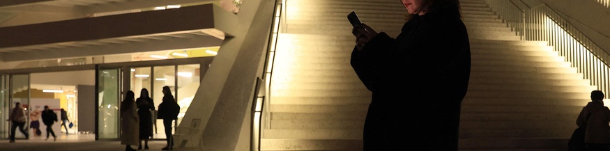 Frau mit Smartphone in Tirana