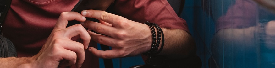 Junger Mann am Smartphone, Handy