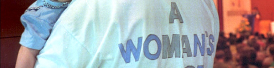 1996: Eine Mutter hält während eines Referates, bei der zur Zeit in Gmunden stattfindenden ersten europäischen Frauensynode, ihr Kind auf dem Arm.
