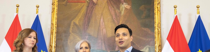  WIEN, OESTERREICH - MAI 28: Bundesministerin fuer Europa, Integration und Familie im Bundeskanzleramt Claudia Plakolm (OeVP), Bundesministerin fuer Justiz Anna Sporrer (OeVP) und Abgeordneter zum Nationalrat und Klubobmann Yannick Shetty (NEOS) beim Doorstep - vor und Pressefoyer nach dem Ministerrat der Bundesregierung im Bundeskanzleramt