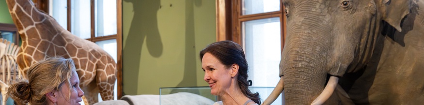 Stefanie Jovanovic-Kruspel im NHM (Im Hintergrund die Dermoplastik des Elefanten Pepi)