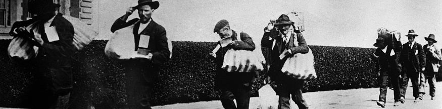 Auswanderer um 1920 bei der Ankunft in New York