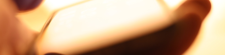 Eine Hand hält ein Smarthone