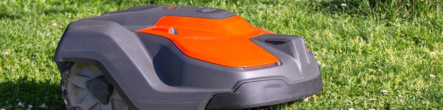 Bild: Rasenmähroboter auf einer Wiese