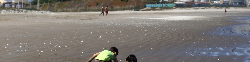 Kinder spielen in einer "Sacrifice zone" in Chile