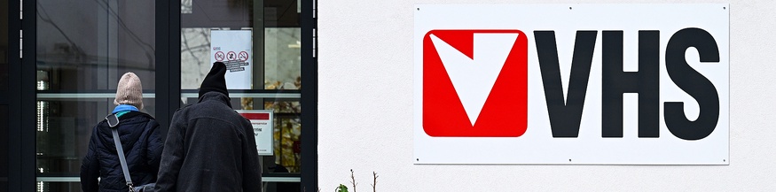 Eingang zu einer Volkshochschule