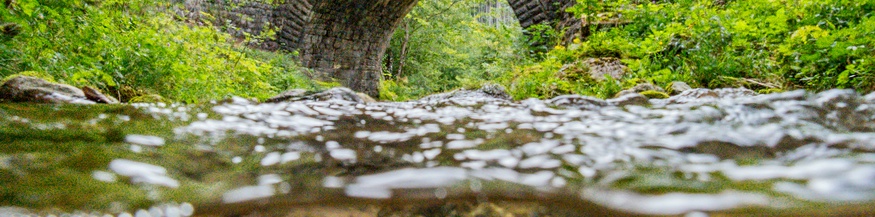 Wasser unter einer Brücke