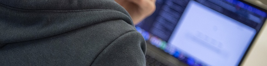 Mann vor Laptop