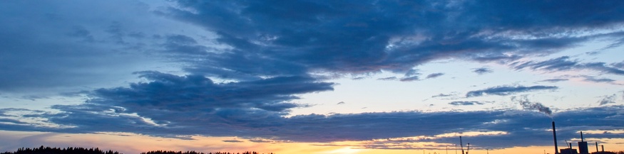 Bewölkter Sonnenuntergang im Frühling am Meeresufer, Vaasa, Finnland