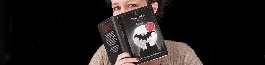 Julia Reuter mit einer Ausgabe von Stokers "Dracula"