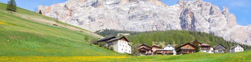 Südtiroler Bauernhöfe am Fuß der Fanes-Gruppe, Dolomiten