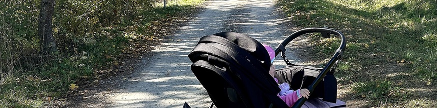Kinderwagen auf einem Wanderweg