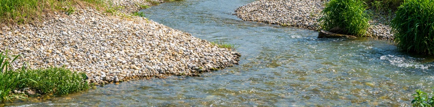 Fischtreppe am Wasserkraftwerk bzw. Staumauer als Wanderhilfe für Fische 