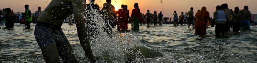 Maha Kumbh Mela: Baden in heiligem Wasser in Indien