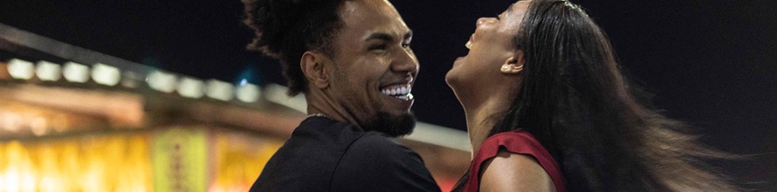 Ein Paar tanzt Forró