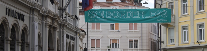 Ein Banner mit der Aufschrift "Go Borderless" in Nova Gorica bzw Gorizia.