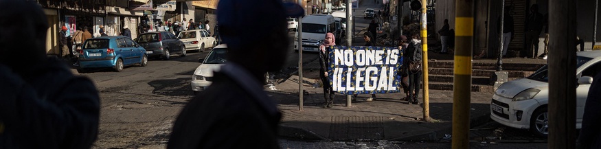 "No one is illegal"-Schriftzug während einer fremdenfeindlichen Demonstration in Johannesburg, Südafrika