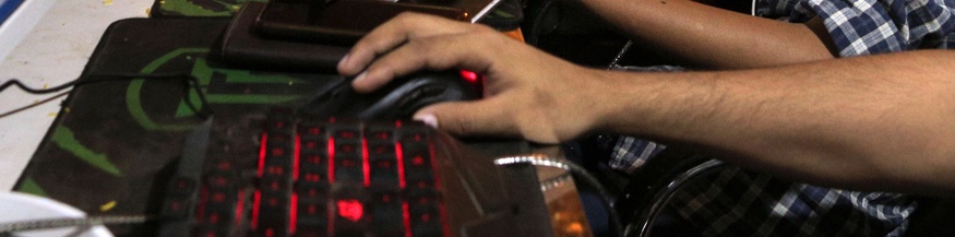 Männer in Myanmar vor Computern