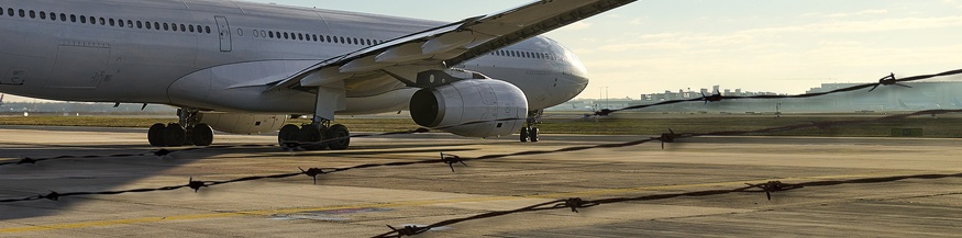 Flugzeug am Flughafen mit Zaun, Fotomontage