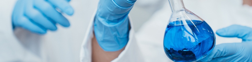 Forscherin in einem Labor mit Reagenzglas