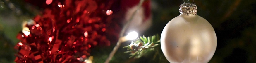 Rote Girlande und Christbaumkugel