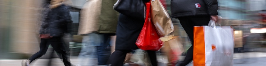 Menschen mit Einkaufstaschen auf der Straße