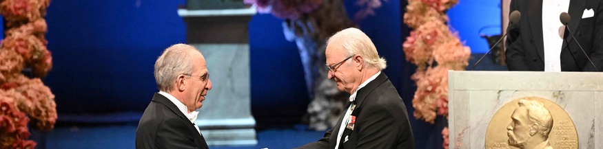 Der schwedische König Carl Gustav überreicht den Nobelpreis für Physik an Michel H. Devoret