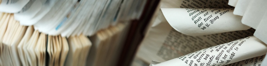 Papier und alte Bücher