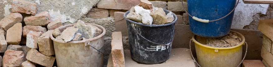 Alte Ziegelsteine und Bauschutt
