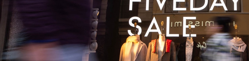 Schaufenster mit "Black Friday"-Werbung