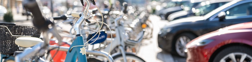 Parkende Fahrräder und Autos, Bahnhof St. Pölten