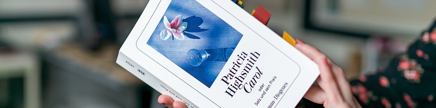 Julia Reuter hält Buch in Händen: Patricia Highsmith: "Carol"
