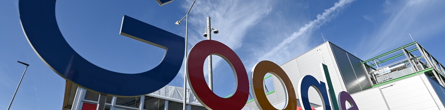 Google Logo vor einem Gebäude 