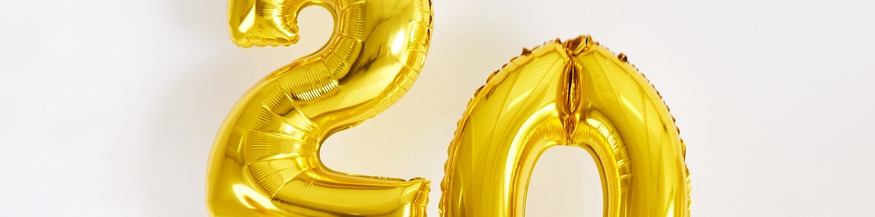 Die Ziffer 20 als goldfarbene Luftballone