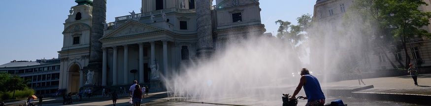 Nebeldusche vor der Karlsirche in Wien
