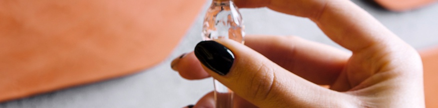Frauenhand mit einem Glas