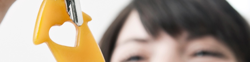 Frau hält einen Schlüssel