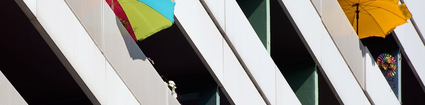 Foto: Modernes Wohnhaus mit Sonnenschirmen