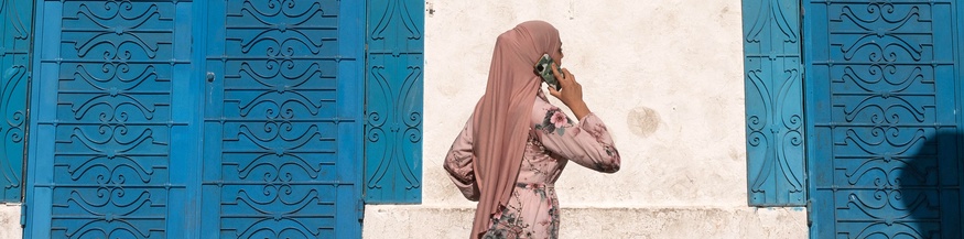 Eine muslimische Frau telefonierend in Tunis