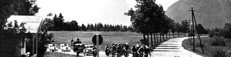 Österreich-Radrundfahrt der Amateure. Hauptfeld nähert sich von der deutschen Grenze Salzburg, 1949