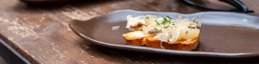 Sardinen mit eingelegten Zwiebeln, norditalienische Küche