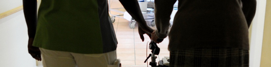 Pflegehelferin mit Pensionistin