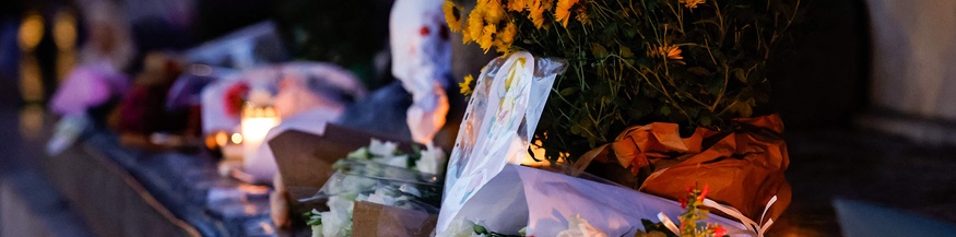 Abgelegte Blumen und Kerzen in Gedenken an die Opfer des Anschlags in Paris